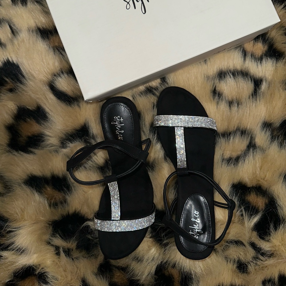 Black wedges